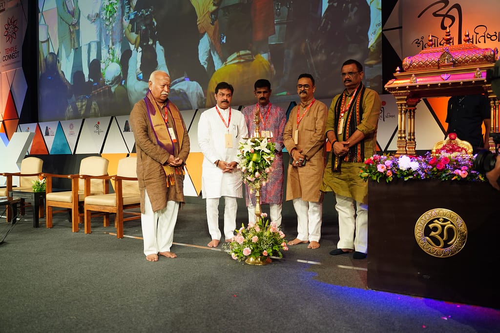 (L to R) Mohan Bhagwat, Prasad Lad, Sunil Bharadwaj, Giresh Kulkarni, Ashok Tiwari inaugurates world’s biggest International Temples Convention and Expo