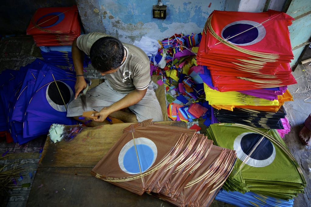 Kite Maker- Patang Bazaars in Delhi (Image via: Flickr)