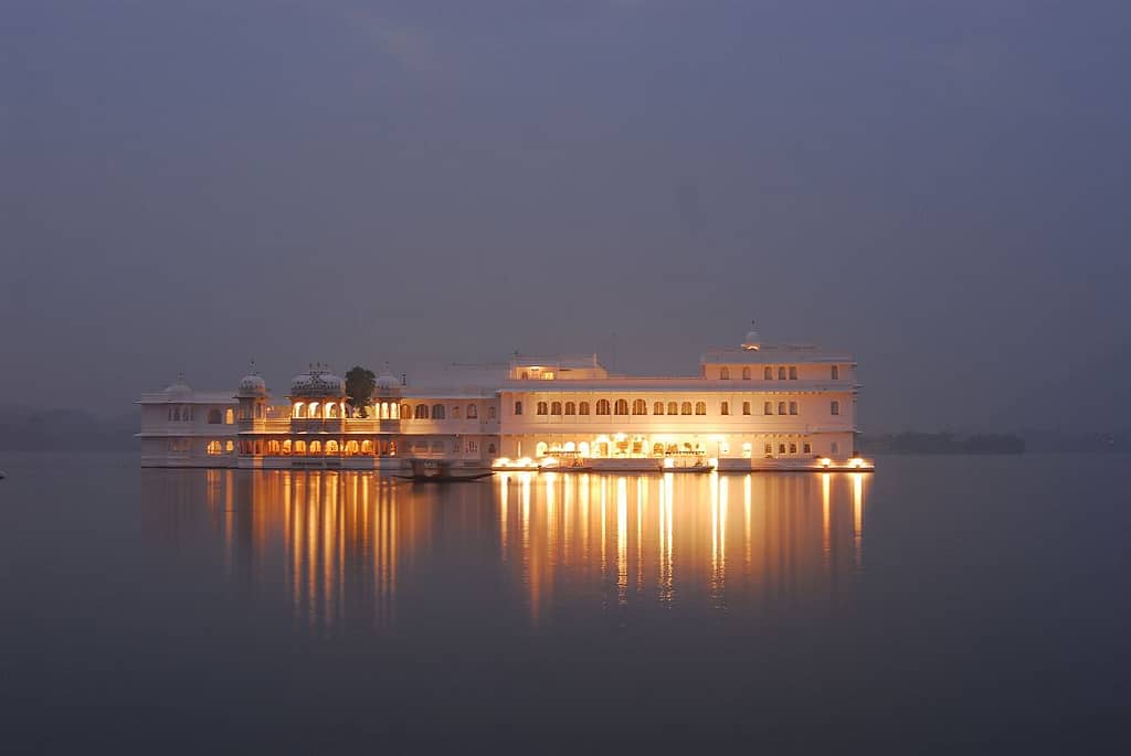 Taj Lake Palace, Udaipur ( source: Wikimedia Commons ) - Indian Unusual Architecture