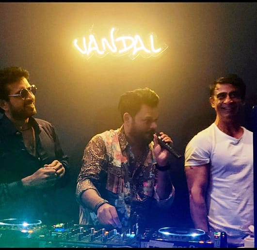 Vandal Bar lounge: Punish Sharma, VP Meluha The Fern with DJ-Akhtar and DJ Akbar-Sami