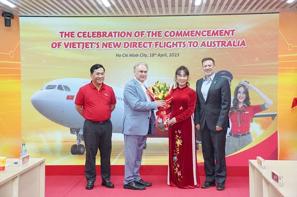 Vietjet President & Chairwoman Nguyen Thi Phuong Thao, CEO Dinh Viet Phuong welcomed Minister Farrell (the second from the left) and Australia’s Ambassador to Vietnam Andrew Goledzinowski (on the far right)